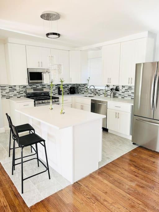 Elmont Cheerful 4-Bedroom Home With Free Parking מראה חיצוני תמונה